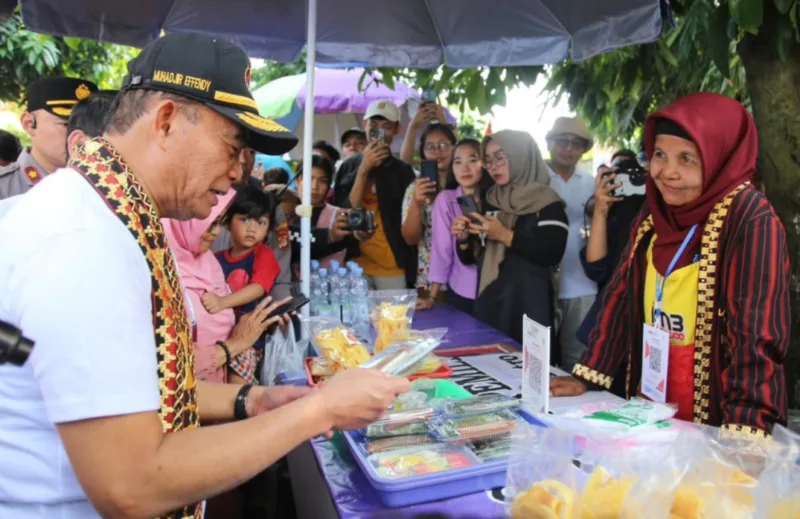 Menko PMK Muhadjir Effendy saat mengunjungi stand di Kampung Pasar Yosomulyo Kota Metro.