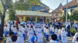 Anak-anak ikuti senam bersama di halaman sekolah KB-TK Al Muslim Sidoarjo.