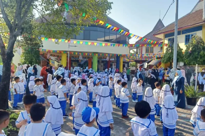 Anak-anak ikuti senam bersama di halaman sekolah KB-TK Al Muslim Sidoarjo.