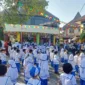 Anak-anak ikuti senam bersama di halaman sekolah KB-TK Al Muslim Sidoarjo.