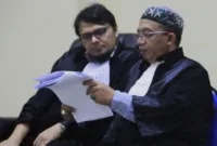 Penasihat hukum terdakwa Ari Suryono, Makin Rahmat (kanan) saat persidangan pemotongan insentif pajak  BPPD Sidoarjo di Pengadilan Tipikor Surabaya.