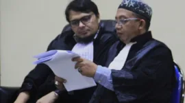 Penasihat hukum terdakwa Ari Suryono, Makin Rahmat (kanan) saat persidangan pemotongan insentif pajak  BPPD Sidoarjo di Pengadilan Tipikor Surabaya.