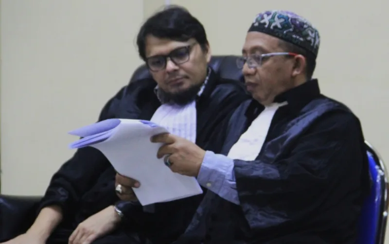 Penasihat hukum terdakwa Ari Suryono, Makin Rahmat (kanan) saat persidangan pemotongan insentif pajak  BPPD Sidoarjo di Pengadilan Tipikor Surabaya.