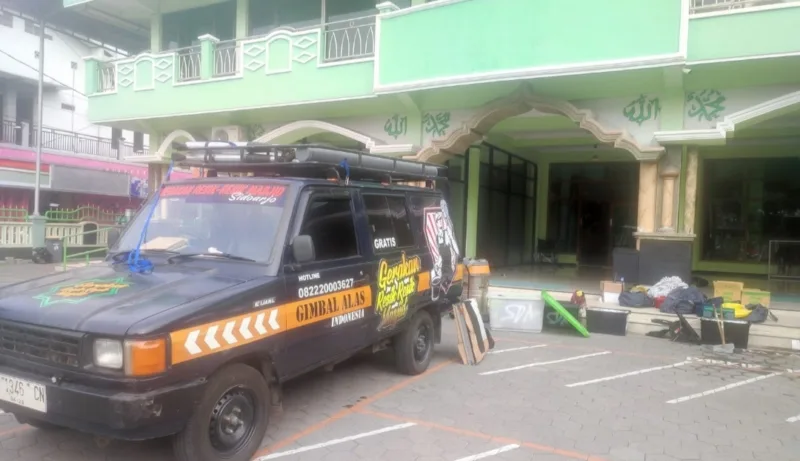 Mobil GRMS saat tiba di Masjid Siti Suci Nur Rohmah Perumahan Magersari Permai.