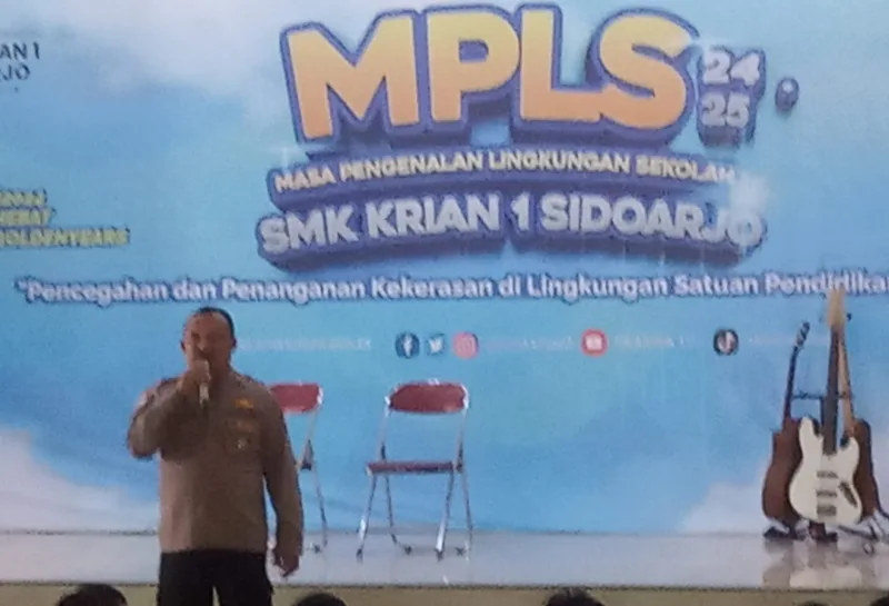 Kanit Binmas Polsek Krian Iptu Edy Santoso paparkan tentang bahaya, dampak serta konsekuensi sanksi hukum dari tindakan bullying kepada para pelajar di SMK 1 Krian, Selasa (16/7).