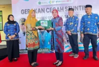 Plt. Ketua TP. PKK Kab. Sidoarjo dr. Sriatun Subandi berikan bantuan kepada warga.