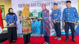 Plt. Ketua TP. PKK Kab. Sidoarjo dr. Sriatun Subandi berikan bantuan kepada warga.