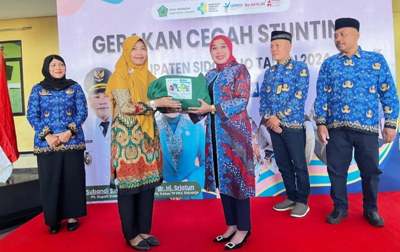 Plt. Ketua TP. PKK Kab. Sidoarjo dr. Sriatun Subandi berikan bantuan kepada warga.