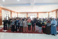 Plt Bupati Subandi bersama Ketua PWI Sidoarjo dan pengurus dalam acara Ngaji Jurnalistik Santri 2024 di Aula Disporapar Sidoarjo.