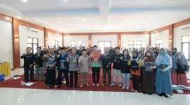 Plt Bupati Subandi bersama Ketua PWI Sidoarjo dan pengurus dalam acara Ngaji Jurnalistik Santri 2024 di Aula Disporapar Sidoarjo.