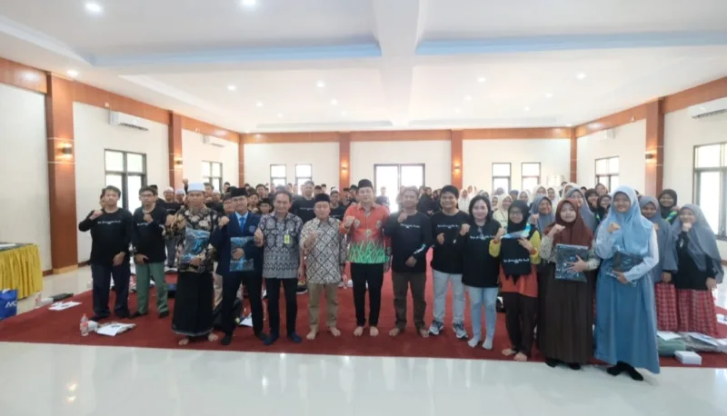 Plt Bupati Subandi bersama Ketua PWI Sidoarjo dan pengurus dalam acara Ngaji Jurnalistik Santri 2024 di Aula Disporapar Sidoarjo.