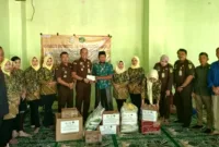 Kejaksaan Negeri Sidoarjo Beri bantuan kepada pengurus panti asuhan.