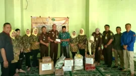 Kejaksaan Negeri Sidoarjo Beri bantuan kepada pengurus panti asuhan.