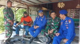 Satpolairud Polresta Sidoarjo bersama Lantamal V Surabaya, mendatangi Desa Kalanganyar, Sedati, Sidoarjo, Jum'at (19/7).