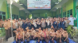 Wakasat Binmas Polresta Sidoarjo AKP Yogi bersama para guru dan murid foto bersama usai berikan edukasi kepada pelajar.