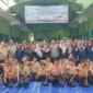 Wakasat Binmas Polresta Sidoarjo AKP Yogi bersama para guru dan murid foto bersama usai berikan edukasi kepada pelajar.