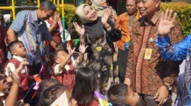 Sriatun Subandi,Plt Ketua TP PKK Sidoarjo bersama Tirto Adi, Kepala Dinas Pendidikan dan Kebudayaan Kabupaten Sidoarjo saat bermain dengan anak-anak TK Pembina Negeri Sedati.