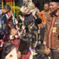 Sriatun Subandi,Plt Ketua TP PKK Sidoarjo bersama Tirto Adi, Kepala Dinas Pendidikan dan Kebudayaan Kabupaten Sidoarjo saat bermain dengan anak-anak TK Pembina Negeri Sedati.