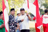 Plt Bupati Sidoarjo Subandi dalam acara Pencanangan Gerakan Pembagian Bendera Merah Putih di Alun-Alun Sidoarjo pada Jumat  pagi (19/7). 