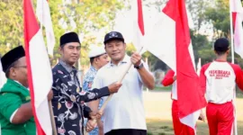 Plt Bupati Sidoarjo Subandi dalam acara Pencanangan Gerakan Pembagian Bendera Merah Putih di Alun-Alun Sidoarjo pada Jumat  pagi (19/7). 