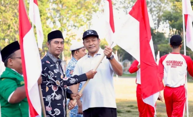 Plt Bupati Sidoarjo Subandi dalam acara Pencanangan Gerakan Pembagian Bendera Merah Putih di Alun-Alun Sidoarjo pada Jumat  pagi (19/7). 