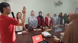 Bagus saat memberikan materi pelatihan bisnis online kepada peserta.