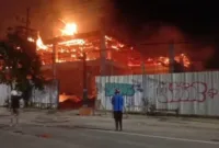 Sebuah bangunan yang digadang sebagai calon hotel dan mall 'Luwes' di Jl. Ahmad Yani, Madiun terbakar.