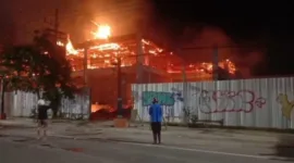 Sebuah bangunan yang digadang sebagai calon hotel dan mall 'Luwes' di Jl. Ahmad Yani, Madiun terbakar.