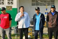 Plt Bupati Subandi saat buka Liga Kemerdekaan Pesawad Old Star di Lapangan Desa Wedoro, Waru, kemarin (21/7). 