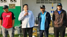 Plt Bupati Subandi saat buka Liga Kemerdekaan Pesawad Old Star di Lapangan Desa Wedoro, Waru, kemarin (21/7). 