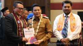 Plt Bupati Subandi di acara Simposium & Pengukuhan Guru Penggerak Angkatan 9 Kabupaten Sidoarjo di Fave Hotel Sidoarjo pada Senin (22/7/2024). 