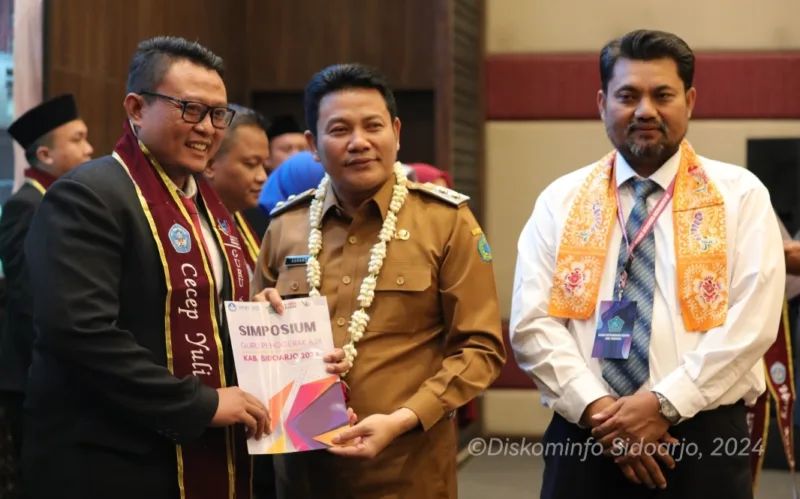 Plt Bupati Subandi di acara Simposium & Pengukuhan Guru Penggerak Angkatan 9 Kabupaten Sidoarjo di Fave Hotel Sidoarjo pada Senin (22/7/2024). 