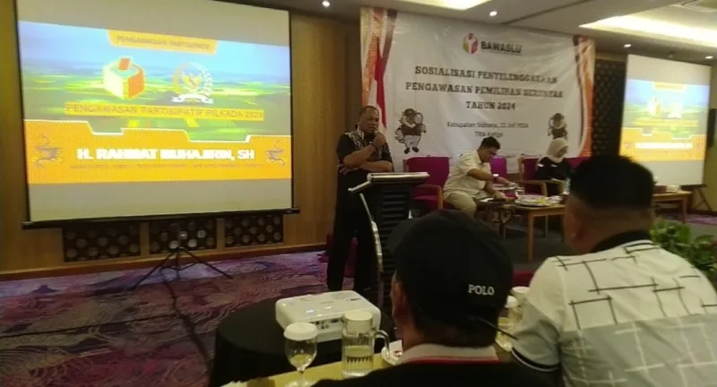  H Rahmat Muhajirin saat menjadi narasumber pada Sosialisasi Pengawasan Penyelenggaraan Pemilihan Serentak 2024 di Fave Hotel Sidoarjo, Selasa (23/7/2024).