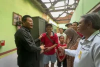 Plt Bupati Subandi langsung kelokasi rumah terbakar di Desa Semambung Sidoarjo.