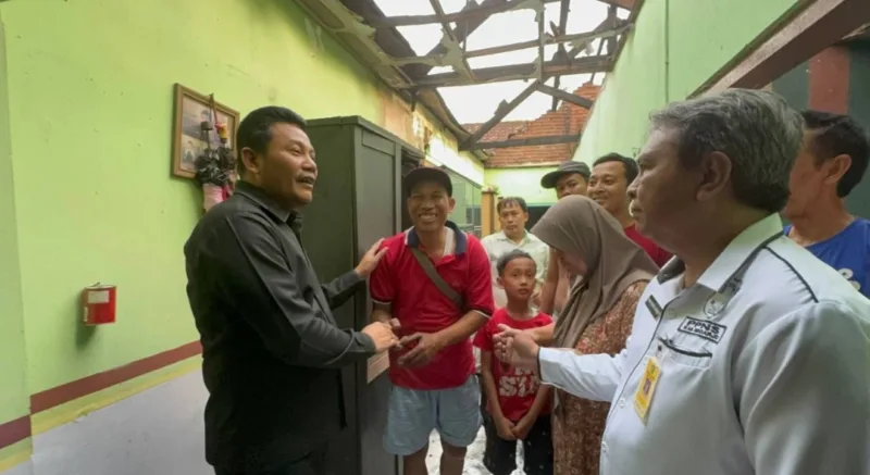 Plt Bupati Subandi langsung kelokasi rumah terbakar di Desa Semambung Sidoarjo.