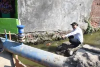 Plt Bupati Sidoarjo Subandi saat memantau pembangunan jembatan Kedungpeluk di Kecamatan Candi, Sidoarjo.