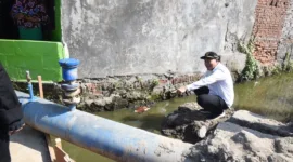Plt Bupati Sidoarjo Subandi saat memantau pembangunan jembatan Kedungpeluk di Kecamatan Candi, Sidoarjo.
