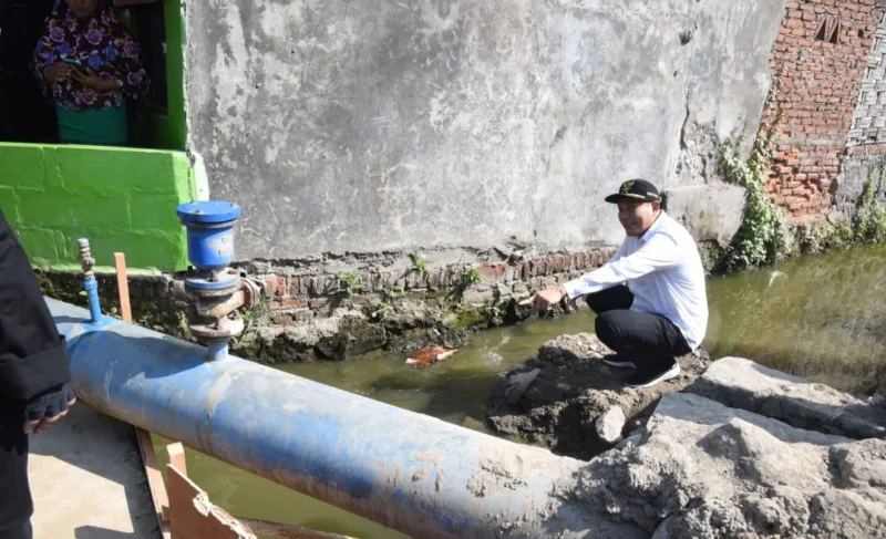 Plt Bupati Sidoarjo Subandi saat memantau pembangunan jembatan Kedungpeluk di Kecamatan Candi, Sidoarjo.