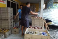 Karyawan saat menyiapkan Sari Roti untuk di distribusikan ke masyarakat.