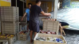 Karyawan saat menyiapkan Sari Roti untuk di distribusikan ke masyarakat.