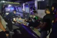 Korban saat dievakuasi tim medis.