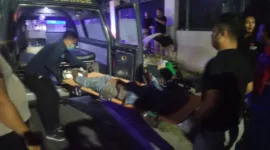 Korban saat dievakuasi tim medis.