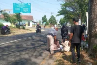 Korban ditolong pengguna jalan dan masyarakat sekitar. 