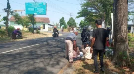 Korban ditolong pengguna jalan dan masyarakat sekitar. 