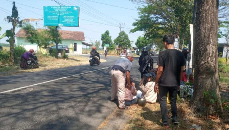 Korban ditolong pengguna jalan dan masyarakat sekitar. 