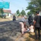 Korban ditolong pengguna jalan dan masyarakat sekitar. 