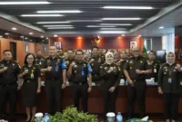 Inspektur V pada Jaksa Agung Muda Pengawasan, Bapak Dr. Didik Farkhan Alisyahdi, SH, MH bersama Kajati Jatim Dr. Mia Amiati, SH, MH, CMA, CSSL foto bersama usai acara pengarahan.