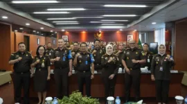 Inspektur V pada Jaksa Agung Muda Pengawasan, Bapak Dr. Didik Farkhan Alisyahdi, SH, MH bersama Kajati Jatim Dr. Mia Amiati, SH, MH, CMA, CSSL foto bersama usai acara pengarahan.