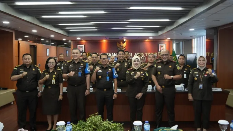 Inspektur V pada Jaksa Agung Muda Pengawasan, Bapak Dr. Didik Farkhan Alisyahdi, SH, MH bersama Kajati Jatim Dr. Mia Amiati, SH, MH, CMA, CSSL foto bersama usai acara pengarahan.