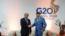 Menko PMK Muhadjir Effendy bersama Menteri Pembangunan Sosial Brasil Wellington Dias, di Galpāo da Cidadania, Brasil, pada Rabu (24/7/2024).